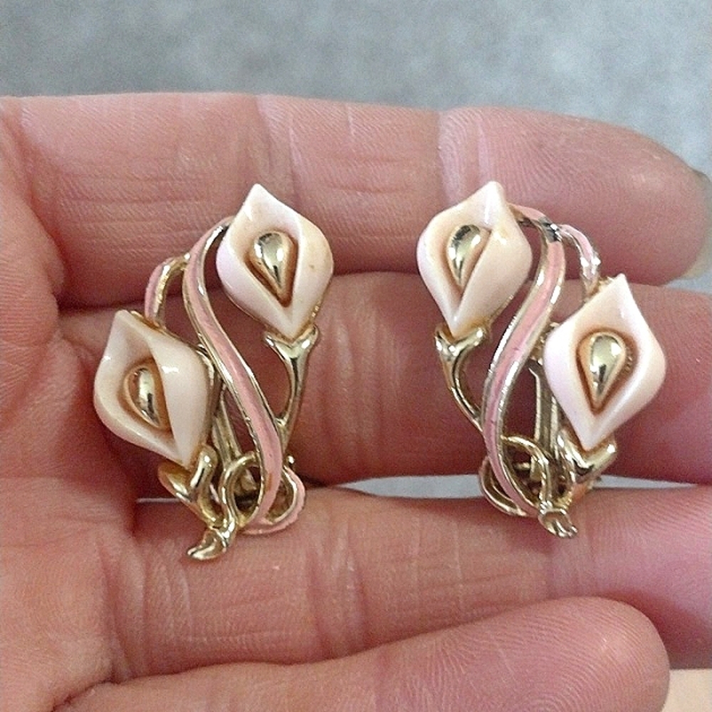 VINTAGE 60s LIGHT PINK ENAMEL GOLD-TONE LILY FLORAL DROP CLIP-ON 1.4" EARRINGS